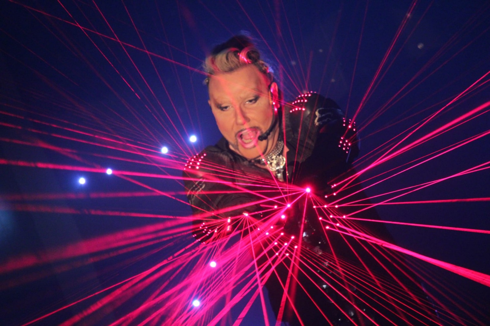 Un numéro du spectacle, sous les lasers